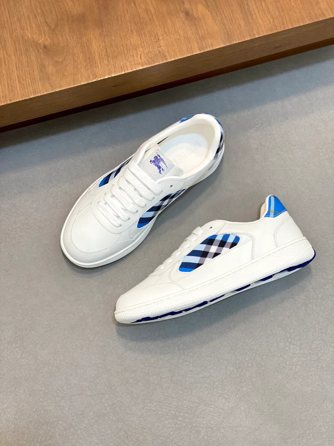 Men's men's shoes 💰420 [New style] 🏃‍♂️🏃‍♂️𝐁𝐔𝐑𝐁𝐄𝐑𝐑𝐘# Burberry's new war horse plaid casual sneakers, new terrace casual sneakers·Burberry (Burberry) classic elements super comfortable shoes··Knight blue anti-slip soles Finally I saw the latest diagonal plaid sneakers, the color is really nice and can be worn with any kind of sneakers. The sneakers are made of cotton blended fabric. Crafted in an Italian workshop, it features a worsted Burberry check pattern. Featuring a mesh lining and checkered laces, the rubber sole features the archive Burberry monogram. From Burberry's iconic collection, these wardrobe staples are interpreted with the brand's signature style. The round toe and tongue are embellished with the Equestrian Knight logo (EKD) label, leather insole, and the sole is embellished with the Burberry letter logo size: 38-45 (customized for 46)